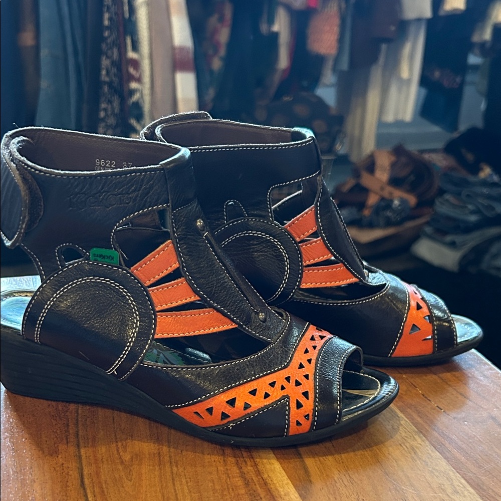 Kickers BNWOT LEATHER Black and Orange Geometric Wedges